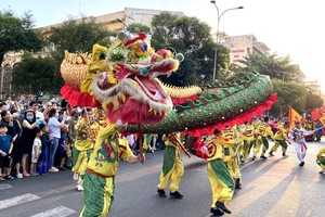 祥龙在游行的路上起舞，民众欢呼鼓掌，气氛沸腾。