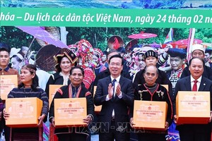 国家主席武文赏向少数民族同胞赠送礼物。（图：越通社）