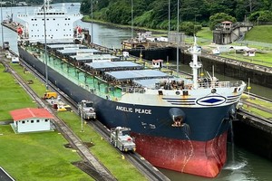 一艘船通过中美洲的巴拿马运河。（图：联合国）