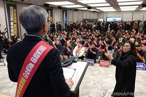 2月25日，在位于首尔龙山区的医协会馆，大韩医师协会紧急对策委员会召开由全国市、道医生协会会长等参加的扩大会议。（图：韩联社）