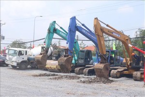 图为施工单位举行830E省路建设工程开工仪式。（图：越通社）