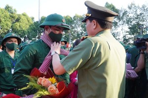 本市青年啟程履行军事义务。