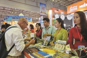 本市旅遊业制定接待600万国际遊客人次的目标。