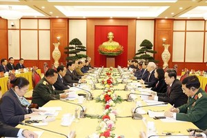 党中央总书记阮富仲与老挝人民革命党中央委员会总书记通伦.西苏里共同主持了两党的高级会议。（图：越通社）