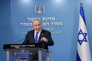 以色列总理内塔尼亚胡在新闻发佈会上讲话。（图：新华社）