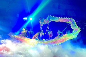 《龙腾瑞气闹元宵》 仁建 摄