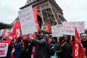 2月22日，巴黎埃菲尔铁塔前。（图：AFP）