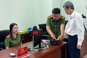 干部指引民众办理晶片公民身份证签发手续。