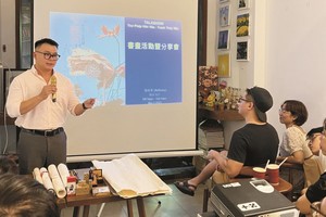 姚欣希医生（右）与年轻朋友做书画交流。