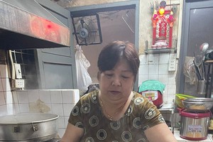 陈锦丽与她製作新鲜出炉的福建发糕。