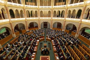 这是2月26日在匈牙利布达佩斯拍摄的匈牙利国会春季会议。（图：新华社）