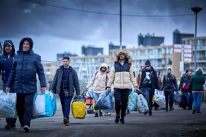 图为2023年11月26日，寻求庇护者从泰尔阿佩尔的登记中心抵达凯克杜因 NH酒店。（图：ANP）