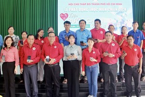 市红十字会领导与各代表、各红十字会成员登记VRace步行软件。