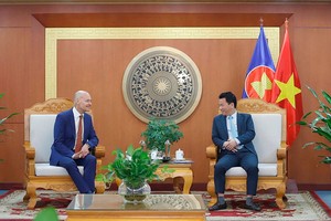 资源与环境部长邓国庆（右）与荷兰王国驻越南大使基斯‧范巴尔举行会谈。（图：资源与环境部））