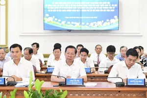 市人委会主席潘文迈（前中）主持接见国会监察团。（图：越勇）