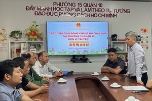 本报编委黎曰孟雄向遇难者家属致以诚挚慰问。