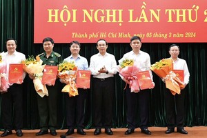 市委书记阮文年向5位同志颁发委任决定。（图：越勇）