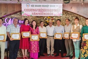 第十一郡商会向积极参与社会工作会员企业颁发感谢状。