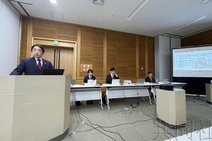 3月4日下午，日本全国大学生活协同组合联合会常务理事白取义之（左）公布第59次学生生活实情调查结果。（图：共同社）