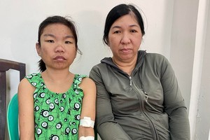 黎氏黄梅与肾病女儿芳薇。