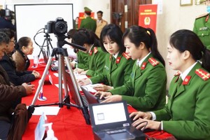 公安正在为民众办理晶片公民身份证签发手续。