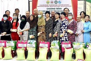 各单位代表向占婆族妇女发送礼物。