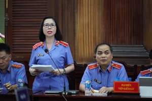 检察院代表在法庭上宣读公诉书。（图：志石）