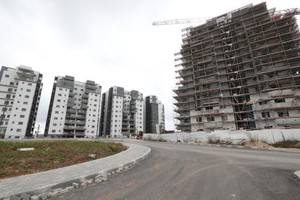 这是2月23日在约旦河西岸的犹太人定居点吉瓦特泽夫拍摄的房屋。（图：新华社）