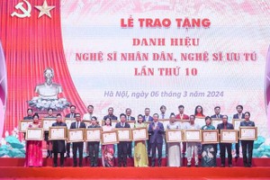 国家主席向艺人颁授人民艺人称号。