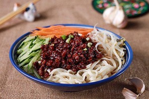 炸酱麵：北京传统美食与家常味道