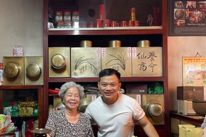 陈秀蓉大娘给笔者讲述她从唐山来堤岸到经营怡发茶庄的经歷。