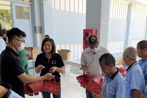 向贫困病人送温暖