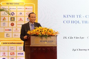 国家货币财政政策谘询委员会委员艮文力博士在聚会上发言。（图：清仁）