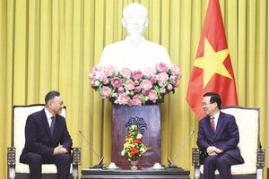 国家主席武文赏与蒙古检察院院长班‧扎尔格勒赛汗交谈。（图：越通社）