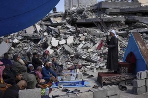 2024年3月8日，巴勒斯坦人在加沙拉法一座遭炮火摧毁的清真寺祈祷。 （图：AP）