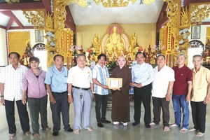 苏氏宗祠理事长苏文光(中左)向广德寺住持释德成捐赠经费。