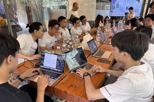 年轻人在本市一家数字定名领域的初创企业工作。