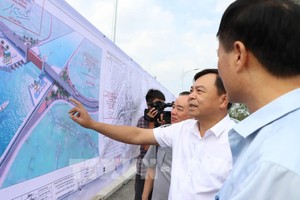 阮黄协副部长视察槟椥省周城县新富水闸系统。（图：越通社）