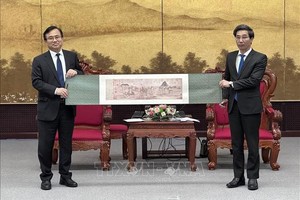 中国山东省副省长宋军继向岘港市领导赠送纪念品。（图：越通社）