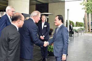 政府副总理陈留光与北欧集团领导交谈。（图：VGP）