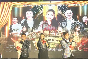 秀玲、光荣与翁伟智在《唱》演唱会第八场上合唱《友谊之歌》。