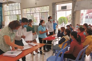 新平郡职能力量向劳工指引追讨社保手续、程序。