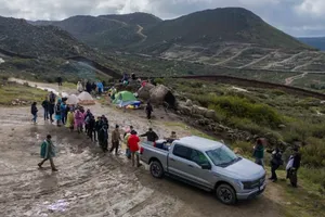 为摆脱本国的贫穷和暴力，主要来自中美洲的非法移民穿越墨西哥，蜂拥前往美国寻找新生活。（图：AFP）