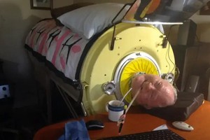 美国德克萨斯州男子亚历山大小时候患上脊髓灰质炎（poliomyelitis），在“铁肺”里生活了逾70年。他于星期一（3月11日）离世，终年78岁。（图：互联网）