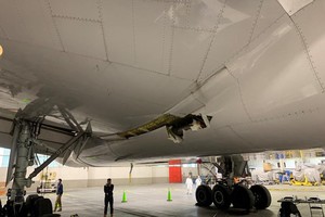 图为2021年2月22日拍摄的出现发动机故障的美国联合航空公司波音777-200客机机翼和机体连接处的受损情况。（图：新华社）