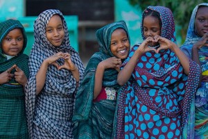 流离失所的女孩在一个由联合国儿童基金会支持的学习空间里玩耍。