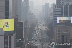 首尔市钟路区一带被雾霾笼罩。（图：韩联社）