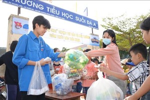 以废弃塑料换取生活用品