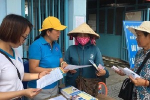 社保机关人员为民众提供社保、医保谘询。