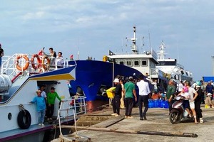 乘船前往富贵岛的游客不断增加。（图：阮进）